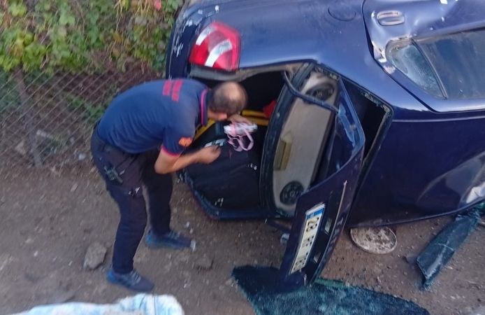 Direksiyon hâkimiyetini kaybeden sürücü bahçeye uçtu