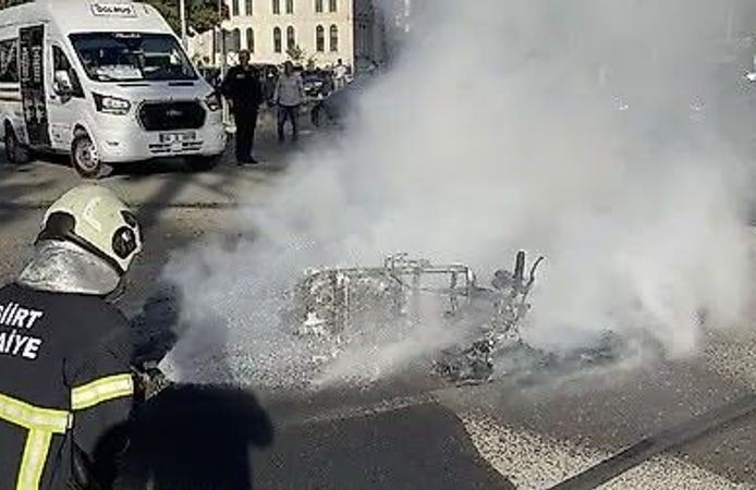 Kurtalan yolunda kaza sonrası motosiklette yangın