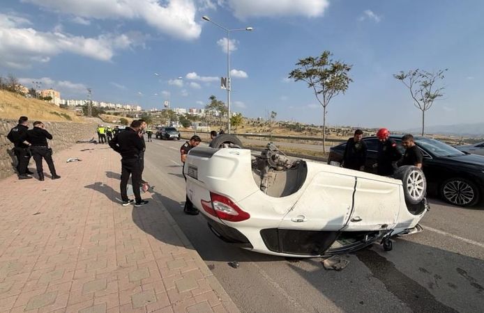 Virajı Alamayarak Takla Atan Araçtaki 3 Kişi Yaralandı
