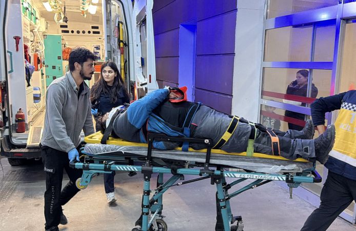 Kaygan Yolda Devrilen Motosikletin Sürücüsü Hastaneye Kaldırıldı