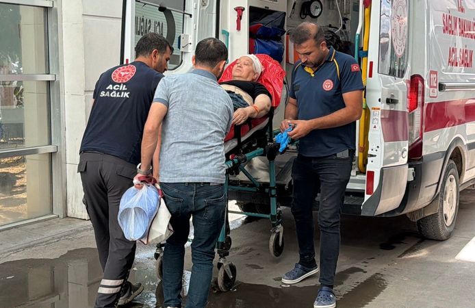 Elinden kayan bıçak ayağına saplandı: 65 yaşındaki kadın yaralandı