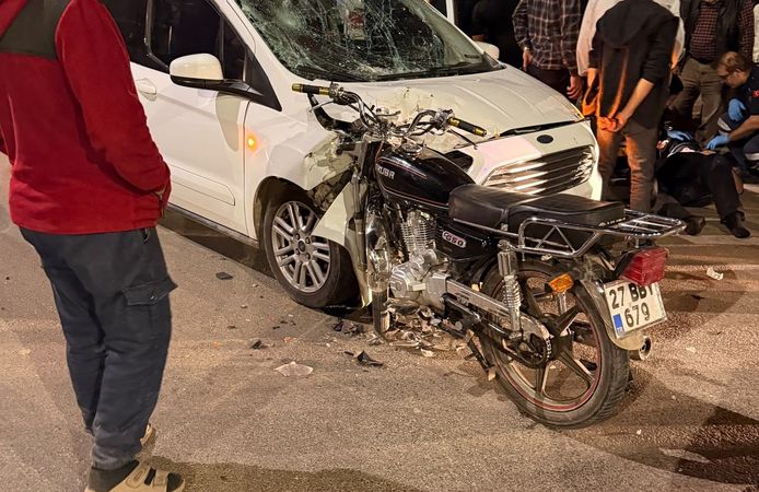 Hafif ticari araç ile motosikletin çarpışması kazayla sonuçlandı