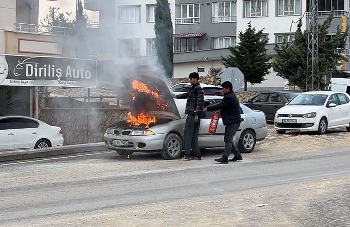 Hareket Halindeki Araçta Yangın Çıktı: İtfaiye Müdahale Etti