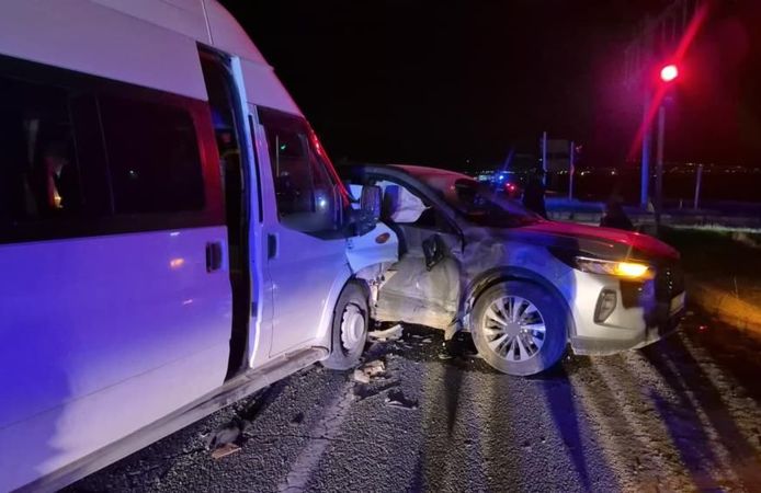 Kavşakta Feci Çarpışma: Minibüs ile Otomobil Birbirine Girdi, 12 Yaralı