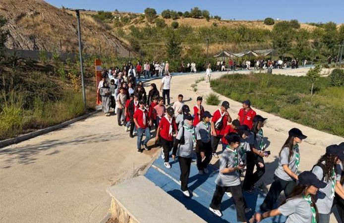 Öğretmen ve Öğrenciler Doğa Yürüyüşünde Bir Araya Geldi