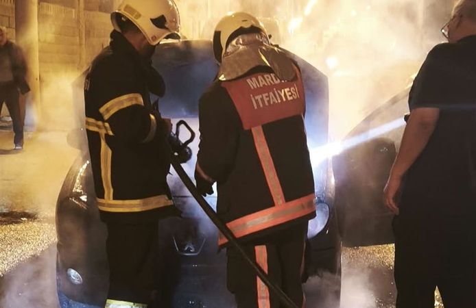 Seyir Halindeki Otomobil Alev Aldı: Mahsur Kalan Sürücüyü Çevredekiler Kurtardı