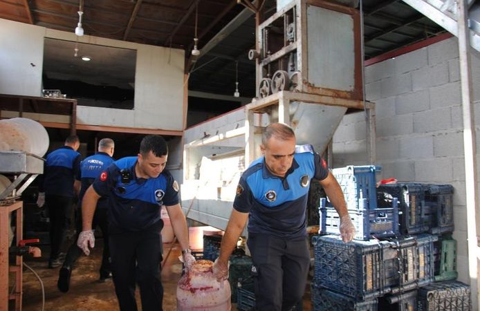 Zabıta Denetiminde Yüzlerce Kilo Çürük ve Küflü Gıda Ele Geçirildi