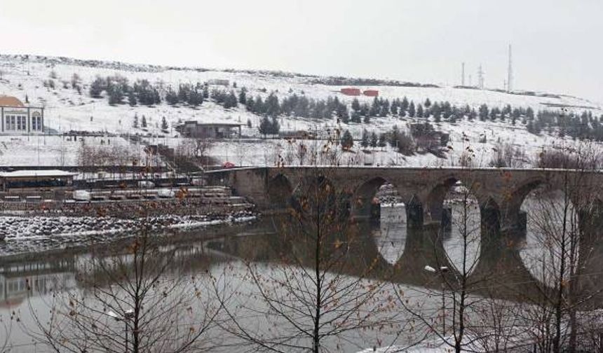 Diyarbakır'da yoğun kar yağışı kartpostallık manzaralar oluşturdu