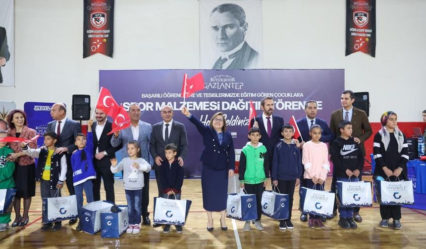 Gaziantep Büyükşehir Belediyesi, başarılı öğrencilere spor seti dağıttı