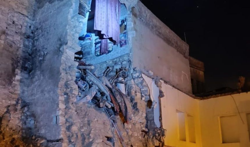 3 katlı binanın duvarı bir kadının üzerine yıkıldı