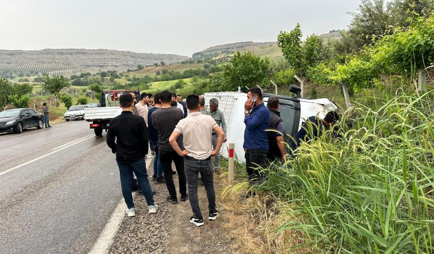 Kahta-Diyarbakır yolunda minibüs devrildi: 14 yaralı