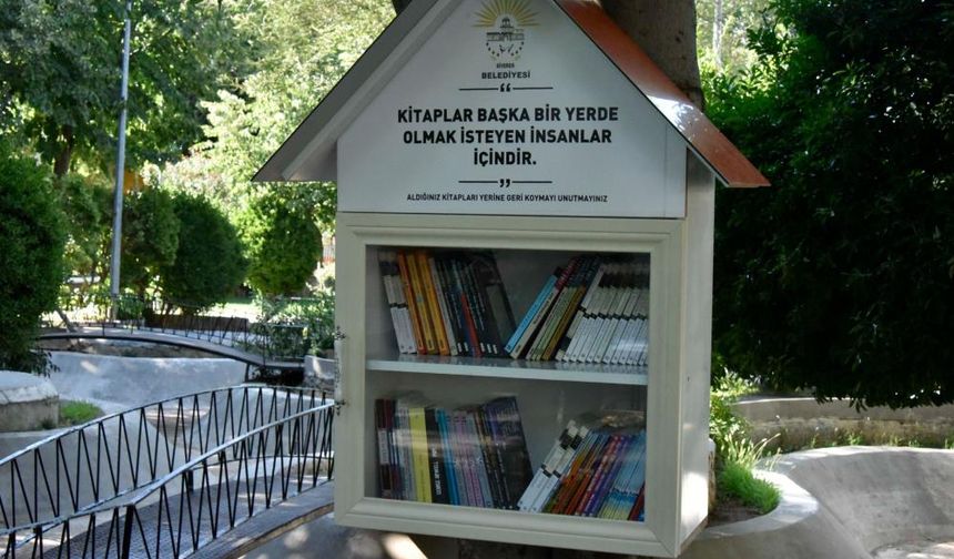 Parklarda ikişer adet kitaplık kuruldu