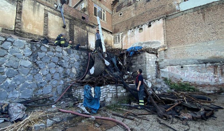 Diyarbakır’da odun deposunda yangın çıktı