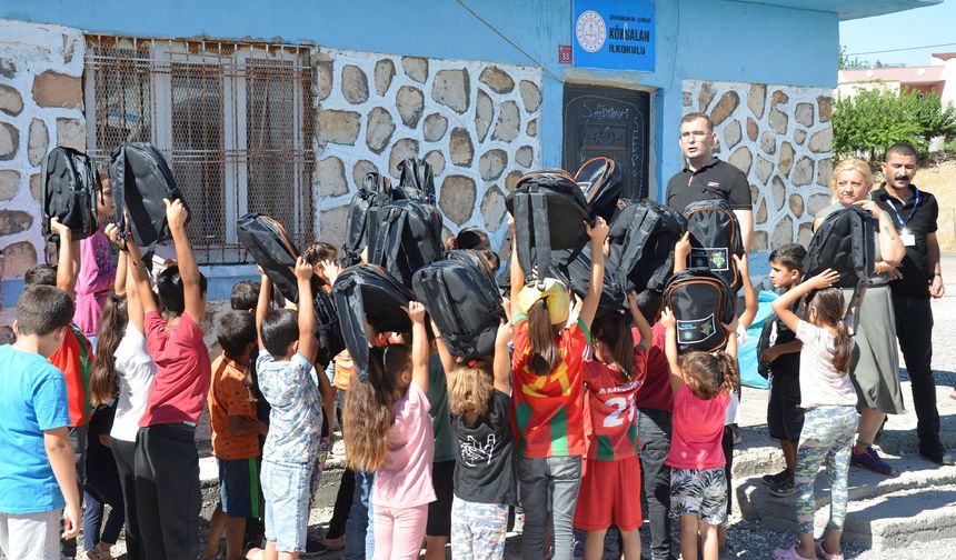 Diyarbakır’da 15 Kişinin Öldüğü Yangından Etkilenen Öğrencilere Kırtasiye Yardımı Yapıldı