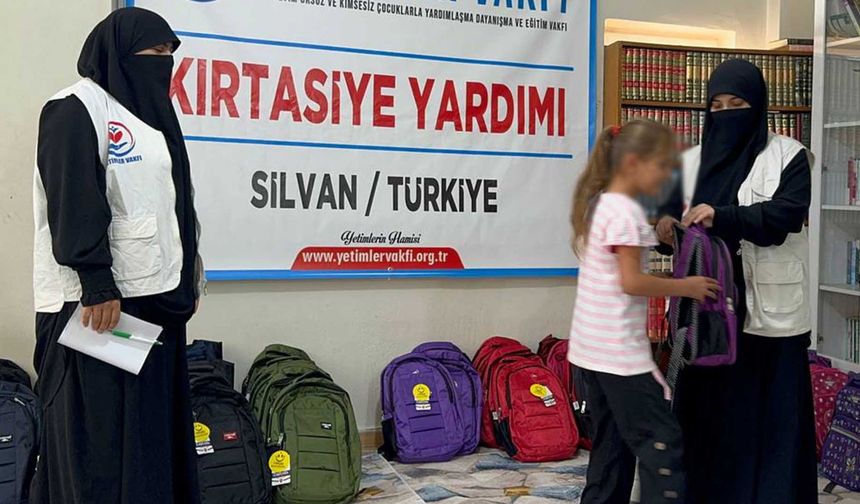 Silvan’da öğrencilere kırtasiye desteği