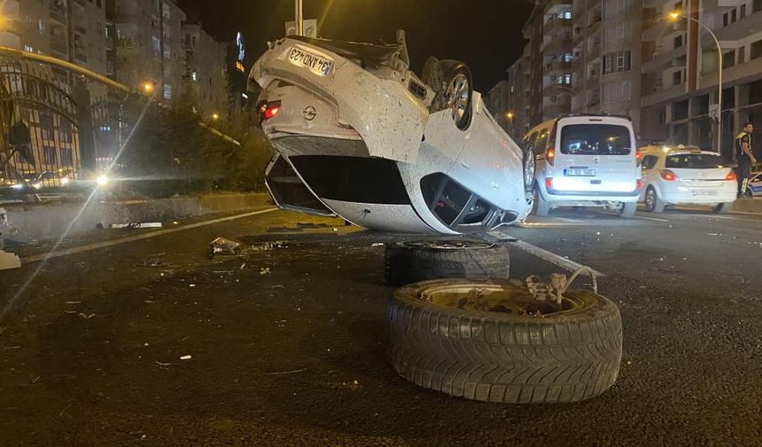 Diyarbakır’da makas atan sürücü çarptığı aydınlatma direğini devirdi, 2 otomobile zarar verdi