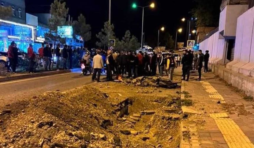 Motosiklet çalışma yapılan yolda çukura düştü: 2 yaralı