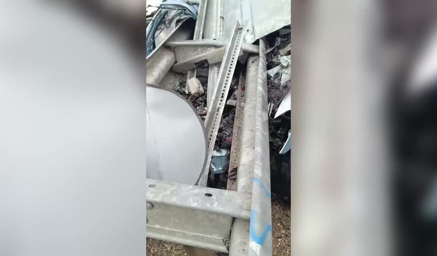 Van'da bariyere saplanan otomobilin sürücüsü yaralandı