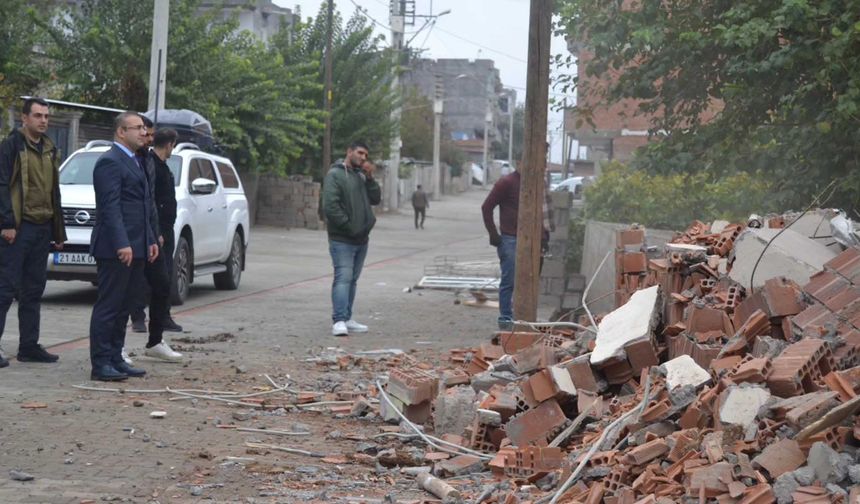 Bismil’de orta hasarlı yapıların yıkım çalışmaları sürüyor