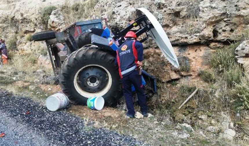 Kayalara çarparak devrilen traktörün sürücüsü ağır yaralandı