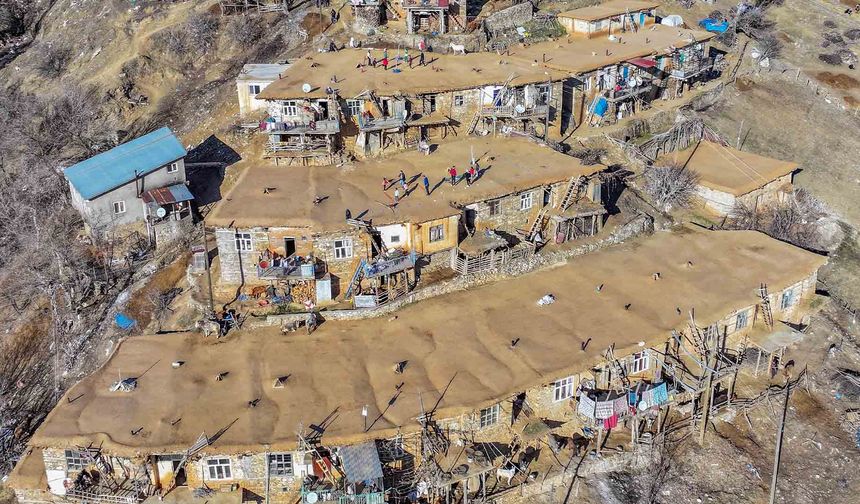 Diyarbakır’da evlerin toprak damları çocuklar için oyun alanı oldu