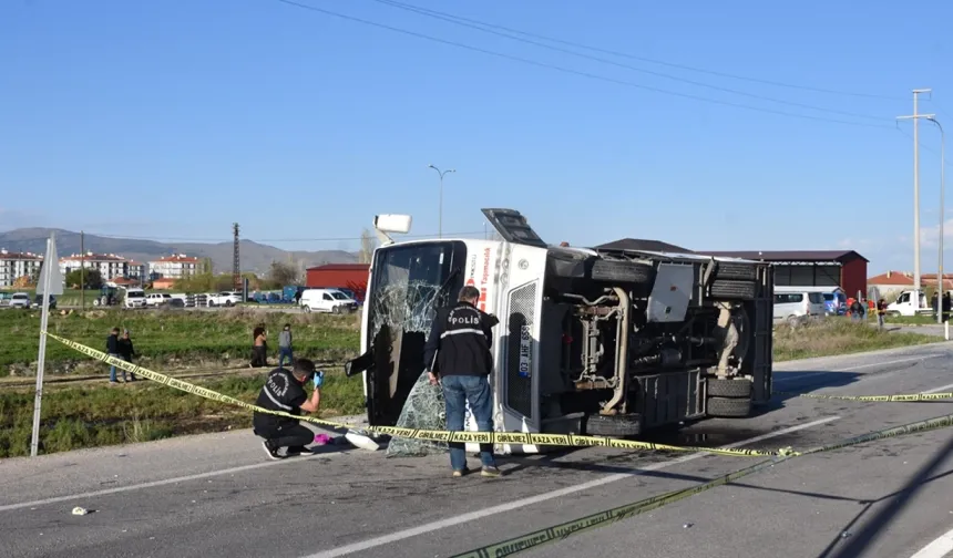 Servis Midibüsü ile Otomobil Çarpıştı: 12 Kişi Yaralandı