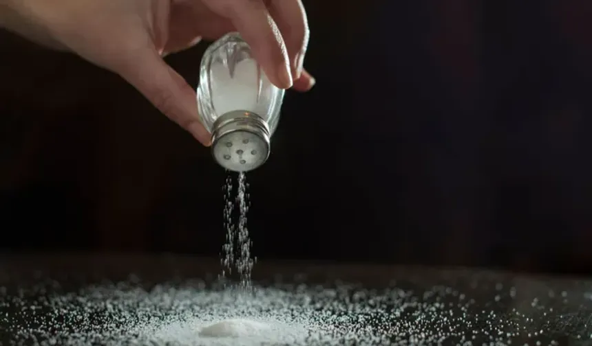 Tuzlu yemek alışkanlığına sahip olanlar dikkat: Obezite riski 4 kat artıyor!