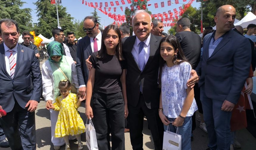 Diyarbakır Valisi Zorluoğlu, birinci olan Bismilli öğrencilere ödül verdi