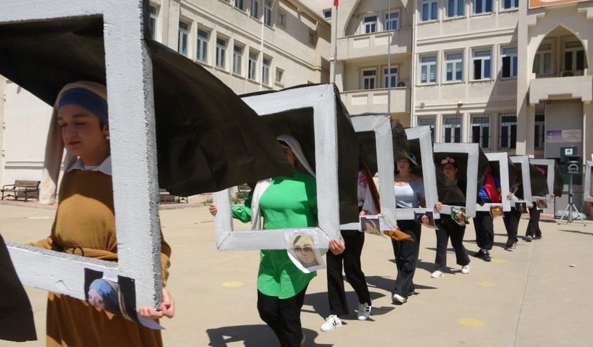 Atıklar Sanata Dönüştü: Öğrencilerden Yürüyen Tablolar