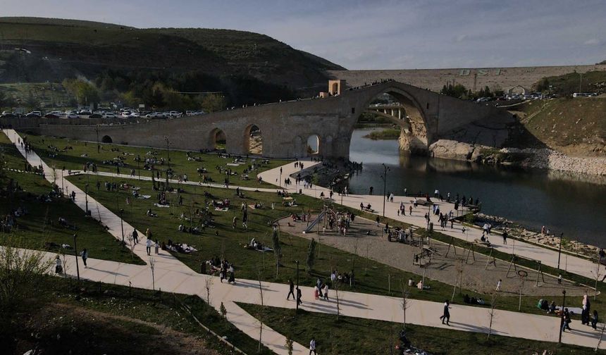 Bayramda 500 bin kişi Diyarbakır Malabadi Köprüsü’nü ziyaret etti