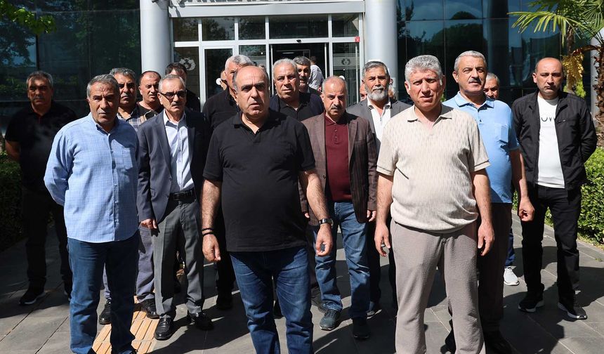Diyarbakır'da 66 kişi, emeklilik tazminatlarını alamadıkları iddiasıyla belediyeye yürüdü