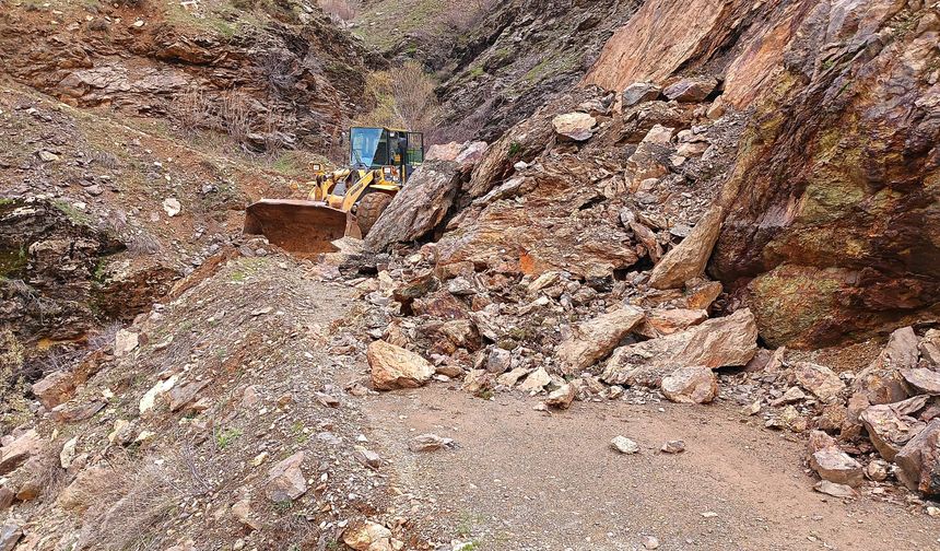 Kulp’un Kırsal Mahalle Yollarında Heyelan Temizliği Sürüyor