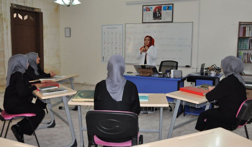 Kur'an-ı Kerim, işaret diliyle işitme engelli kadınlara öğretiliyor