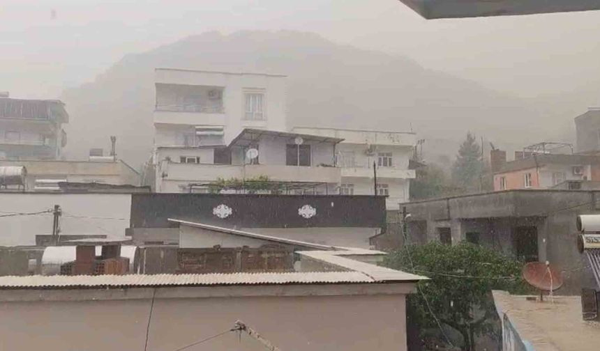 Diyarbakır’ın ilçesinde sağanak ve dolu, yaşamı olumsuz etkiledi