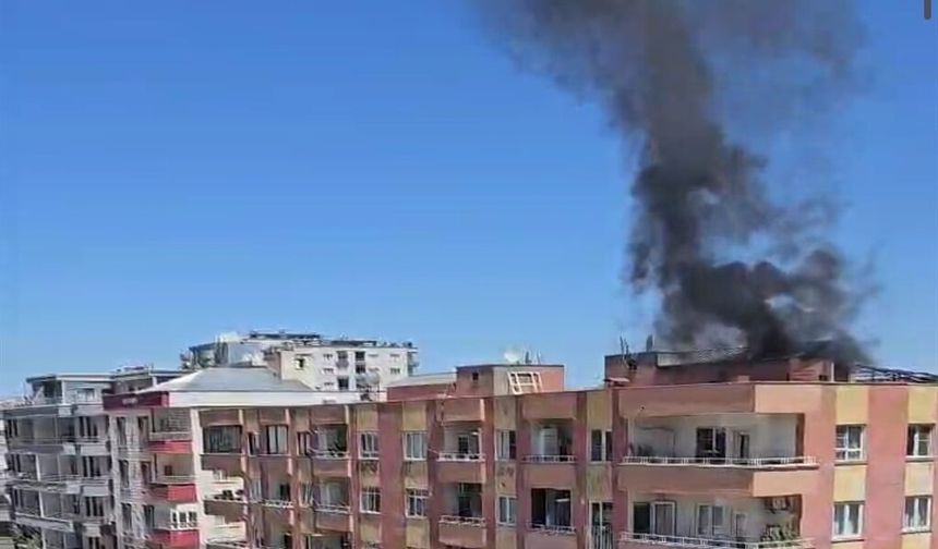 Yüksek Binada Yangın! İtfaiye Ekipleri Alevleri Söndürdü