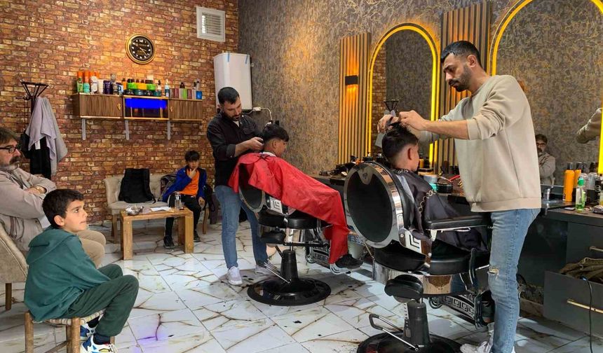 Eğil Belediyesi’nden Karnesini Belge ile Alan Öğrencilere Ücretsiz Tıraş Hizmeti