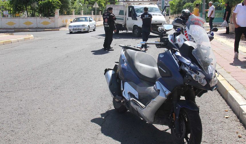 Diyarbakır’da kamyonetle çarpışan motosiklette 2 kişi yaralandı