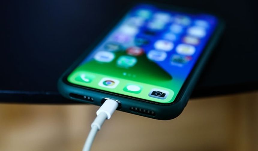 Şarj Sırasında Hangi Sıra Doğru? Önce Telefon mu, Kablo mu Çekilmeli?