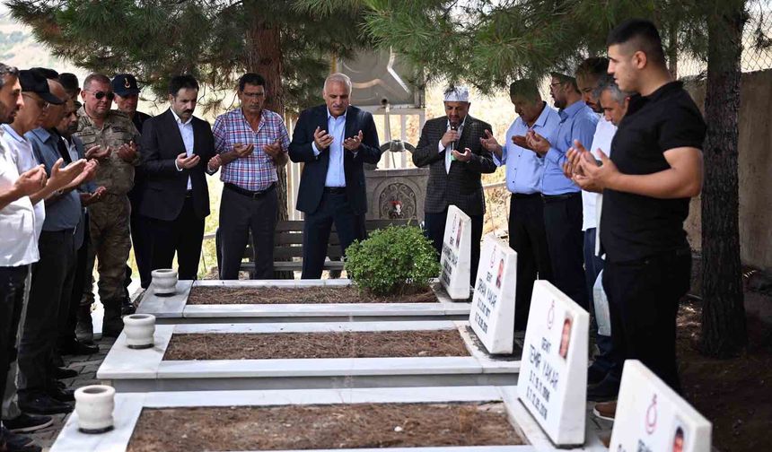 Vali Zorluoğlu, Dürümlü’de PKK tarafından katledilen şehitlerin kabirlerini ziyaret etti