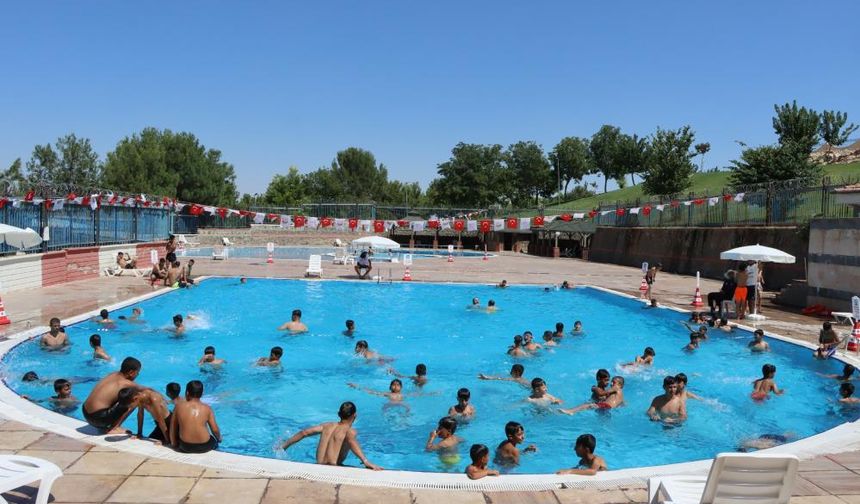 Sıcak Havalarda Çocuklar Büyükşehir Havuzlarında Serinliyor