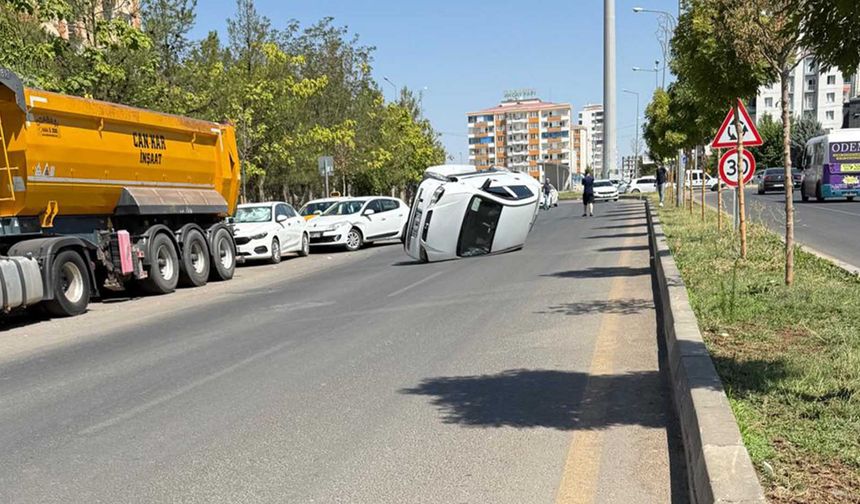 Diyarbakır’da otomobil kaldırıma çarpıp yan yattı: 2 yaralı