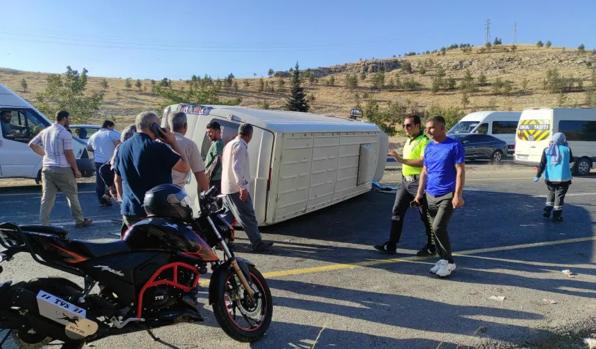 Şanlıurfa'da Servis Minibüsü ile Otomobil Çarpıştı: 12 Yaralı