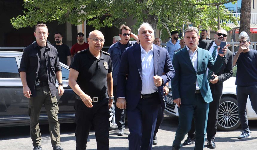 Diyarbakır Valisi Zorluoğlu, Traktörcüler Sitesi'ndeki yangın yerinde incelemelerde bulundu