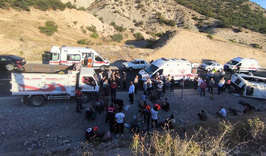 Tarım işçilerini taşıyan minibüs devrildi: 19 yaralı