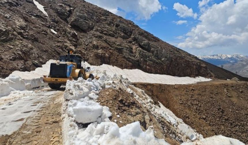 Diyarbakır'da Heyelanda Hasar Alan Yollar Onarılıyor