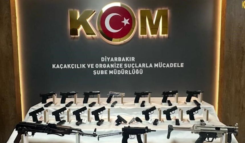 Diyarbakır'da Otomobilin Gizli Bölmelerinden Cephanelik Çıktı