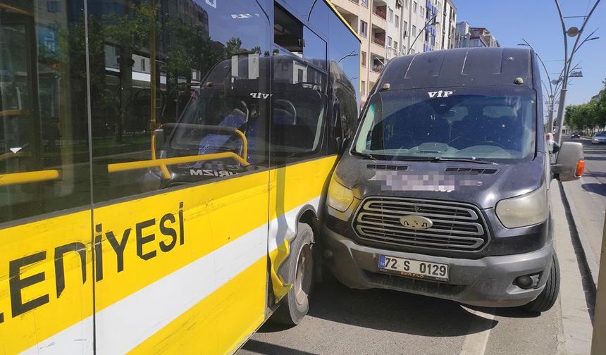 Belediye otobüsü ile minibüs çarpıştı: Güzergah uzun süre trafiğe kapandı