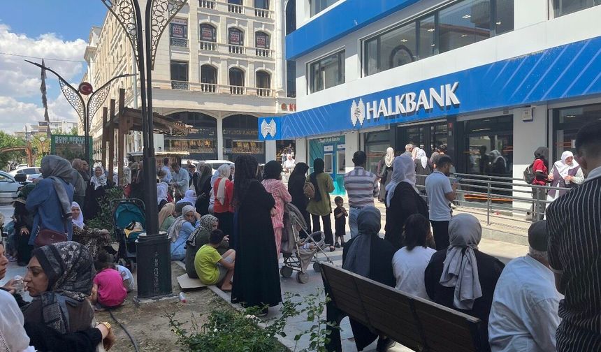 Bismil'de Sosyal Yardım Yoğunluğu: Halk Bankası Önünde Uzun Kuyruklar Oluştu