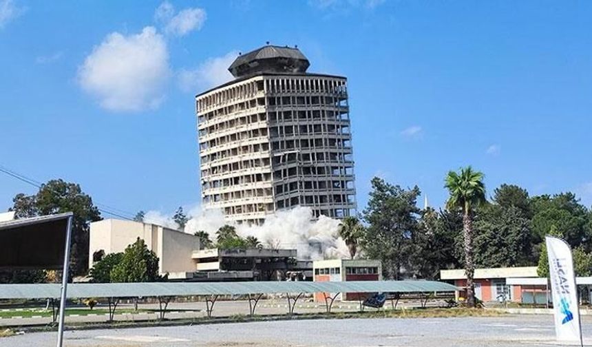 86 Yıllık Bir Çınar Daha Tarihe Karıştı: Çukobirlik'in Sembol Binası Gözyaşları Arasında Yıkıldı