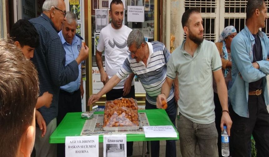 Taraftarlar, Aziz Yıldırım’ın Başkanlığını Lokma Tatlısı Dağıtarak Kutladı
